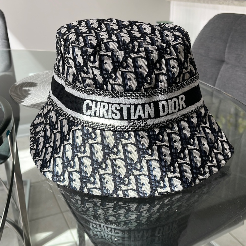 Bucket hat